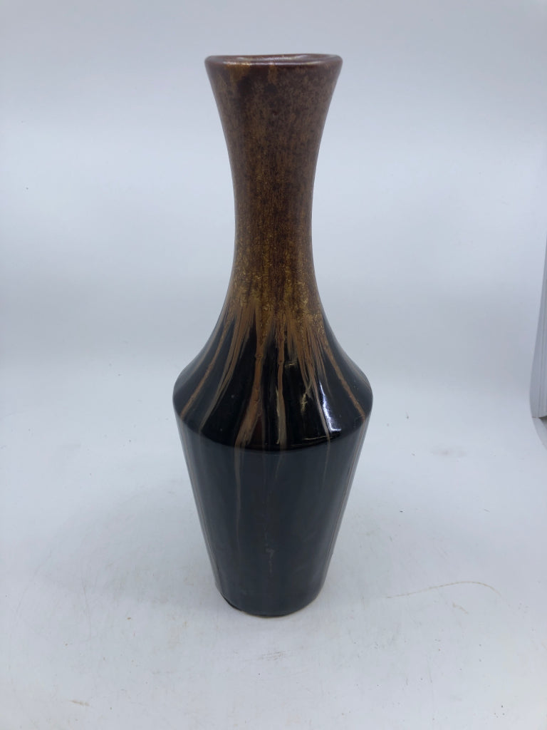 LIGHT BROWN/DARK BROWN LONG NECK VASE.
