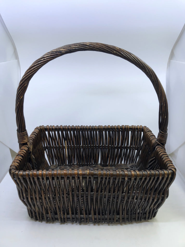 BROWN WICKER BASKET W/HANDLE.