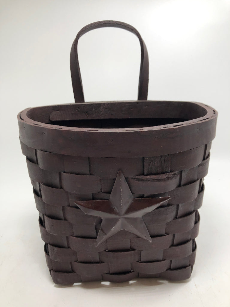 SM WOVEN STAR WALL-BASKET.
