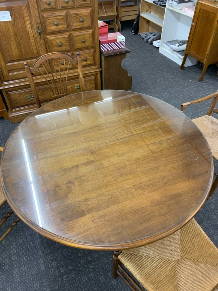 ROUND WOOD DINNER TABLE W/ 4 CHAIRS WOVEN SEATS GLASS TOP.