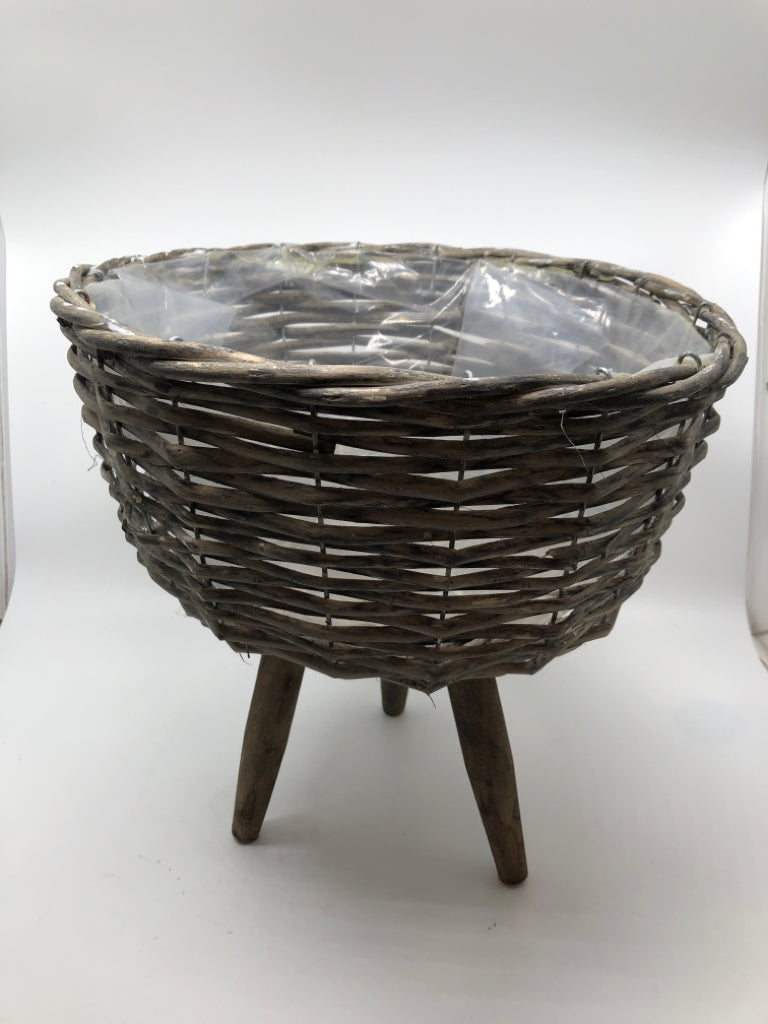 GRAY DISTRESSED RAISED WICKER PLANTER.