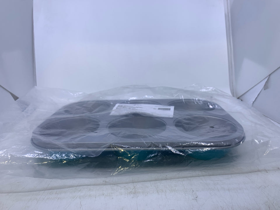 NIP BLUE LARGE MUFFIN PAN.