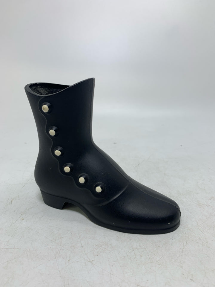 METAL HEELED BOOT W/ WHITE BUTTONS.