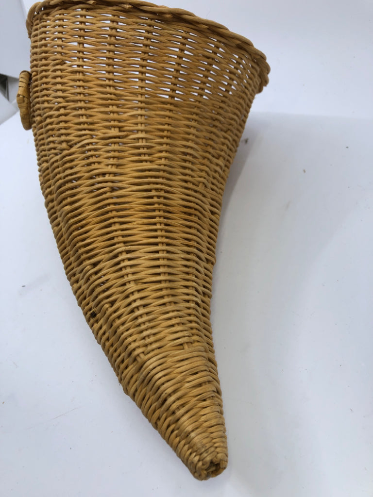 BLONDE CORNUCOPIA BASKET.