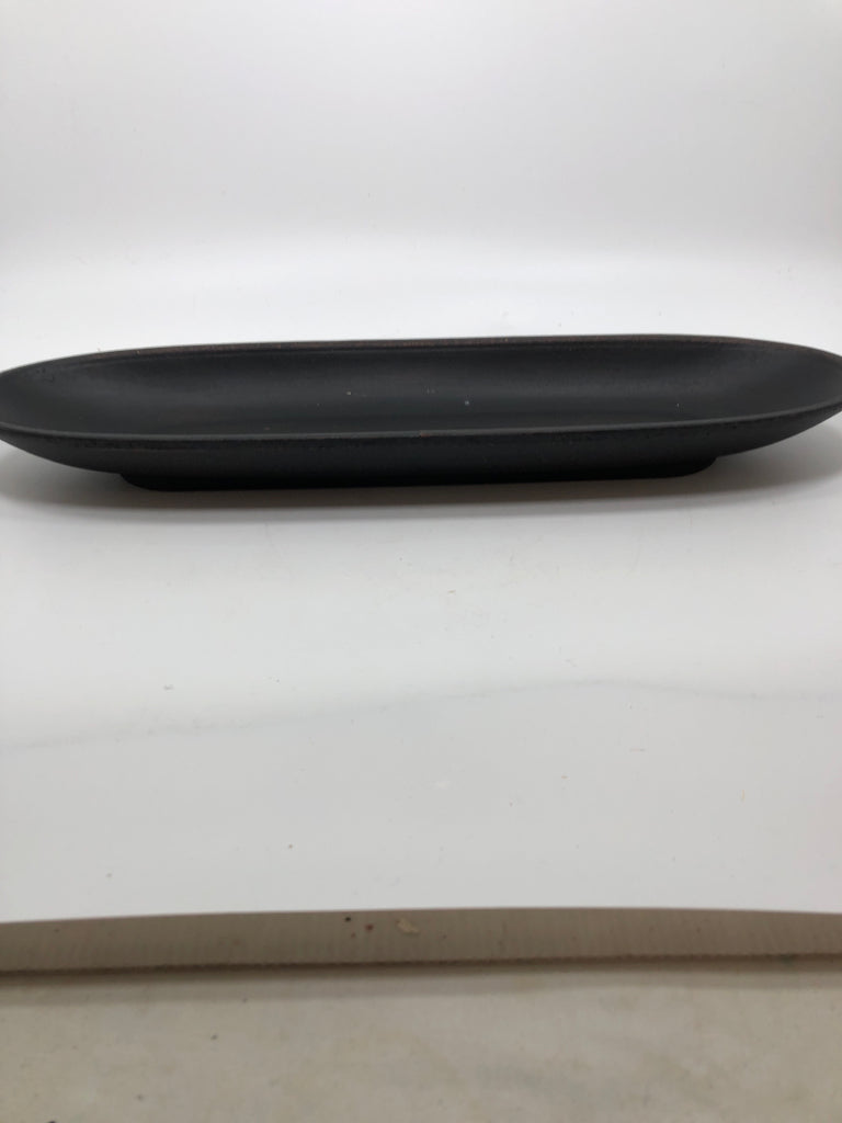 BLACK OVAL WOOD TRAY.
