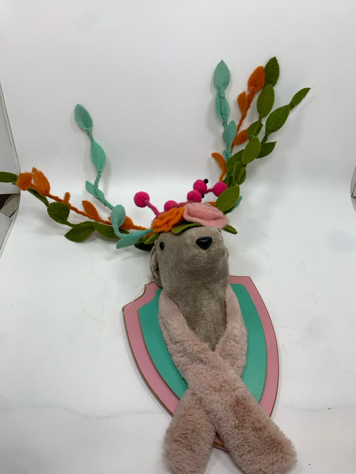 FELT DEER ON PINK/TEAL WALL PLAQUE.