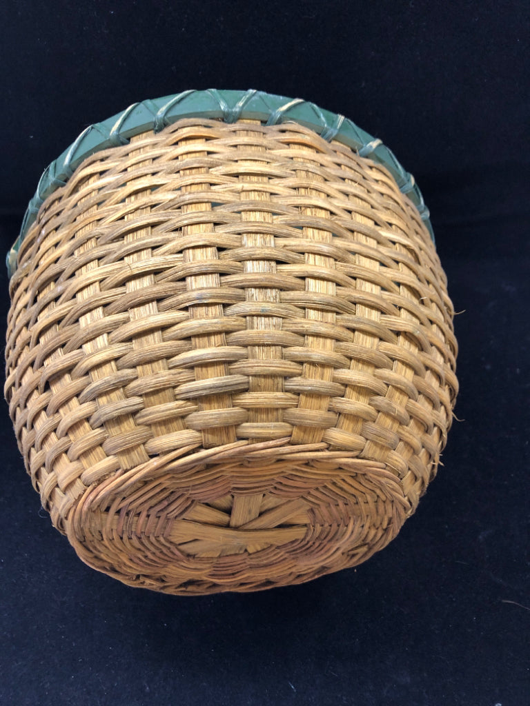 ROUND WOVEN BASKET W/GREEN TRIM.
