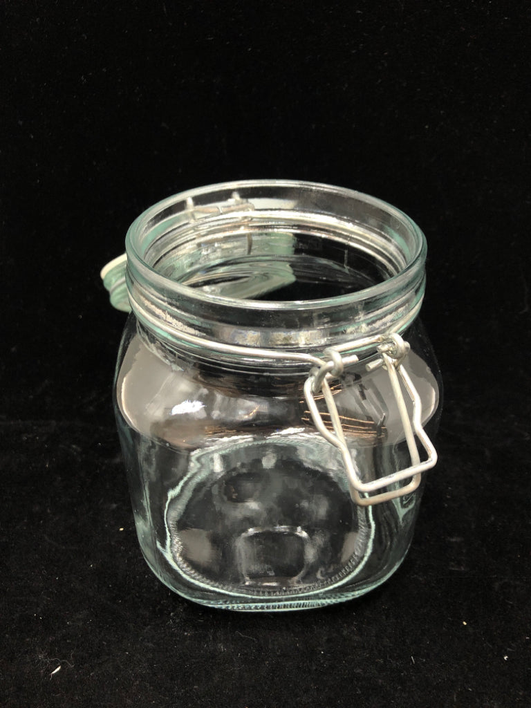 CLEAR GLASS JAR W/FLIP LOCKING LID.
