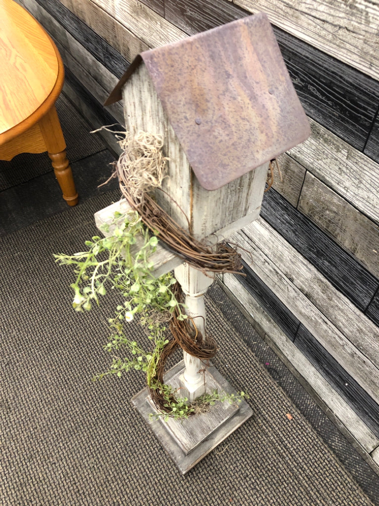 PRIMITIVE BIRDHOUSE W/WRAPPED LEAVES.