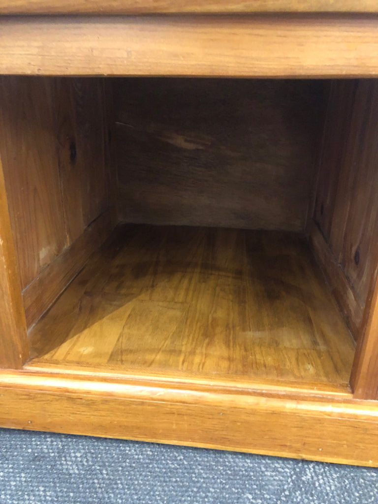 LIGHT WOOD STORAGE END TABLE W/DRAWER.