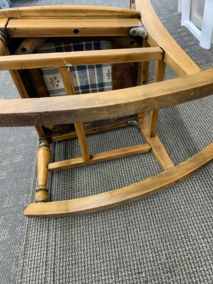 VTG WOODEN ROCKING CHAIR W/QUILTED CUSHION+PILLOW.