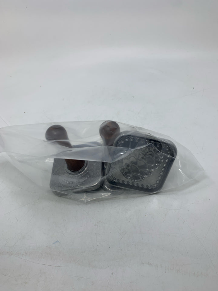 3 VTG NORDIC WARE FALL THEMED ALUMINUM COOKIE STAMPS IN BAG.