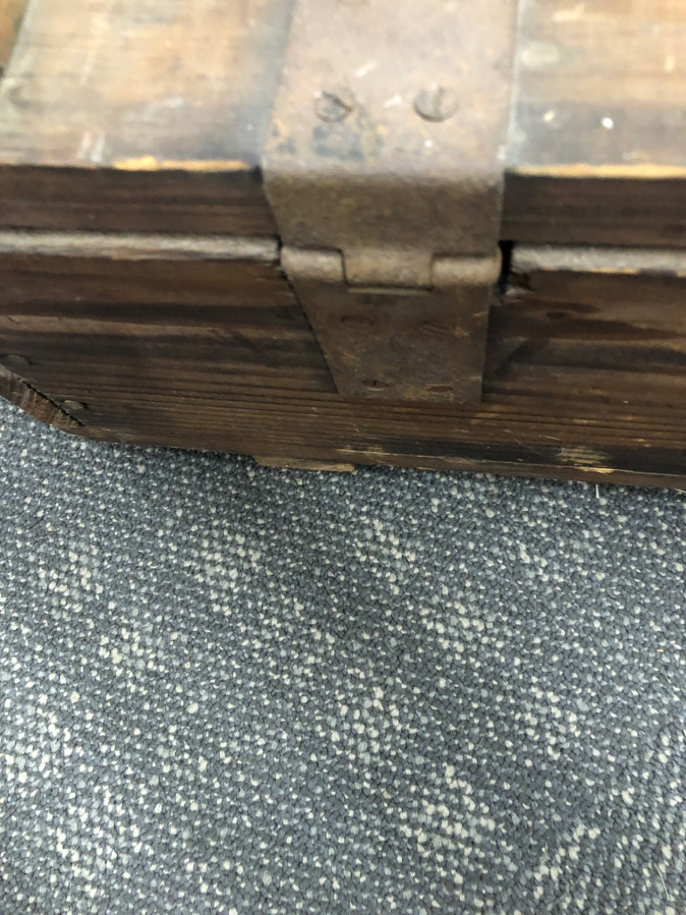 VTG LARGE WOOD STORAGE CRATE.
