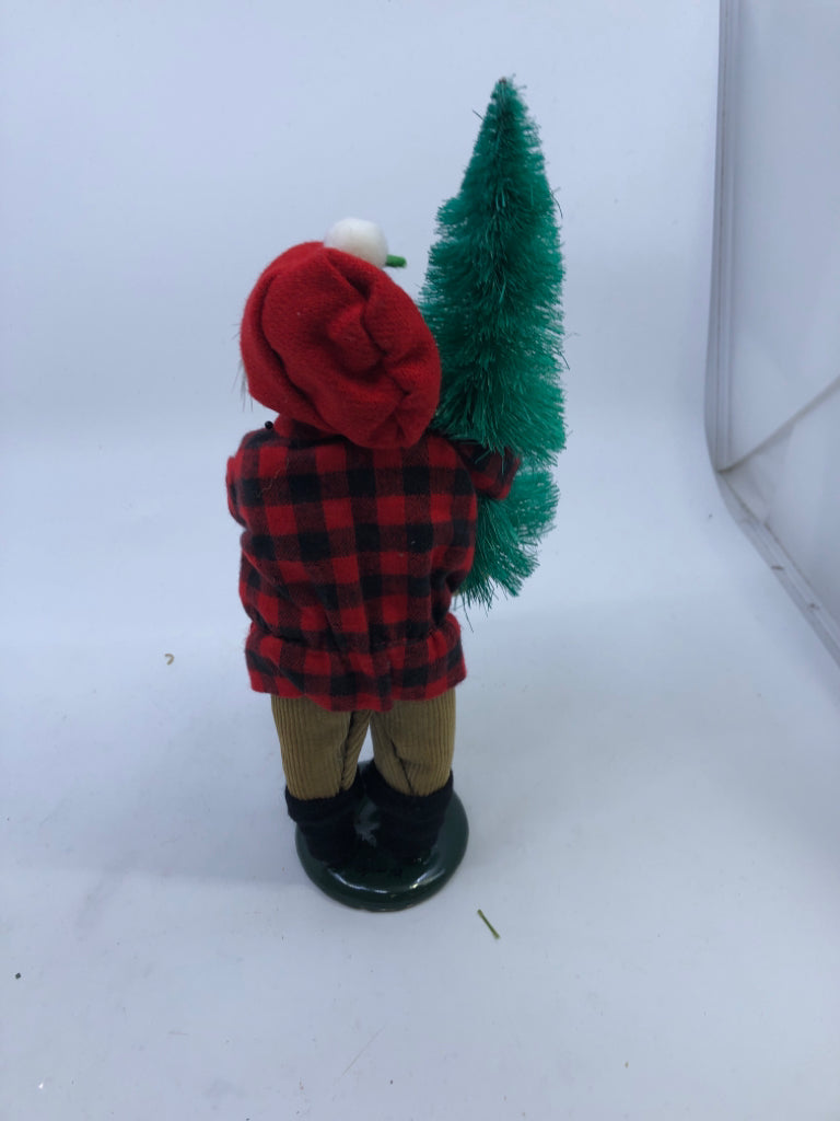 1992 BYERS' CHOICE CAROLER LITTLE BOY W TREE IN PLAID COAT.
