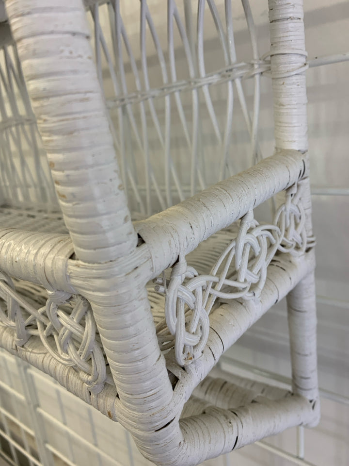 WHITE WICKER BATHROOM WALL SHELF W/TOWEL BAR.