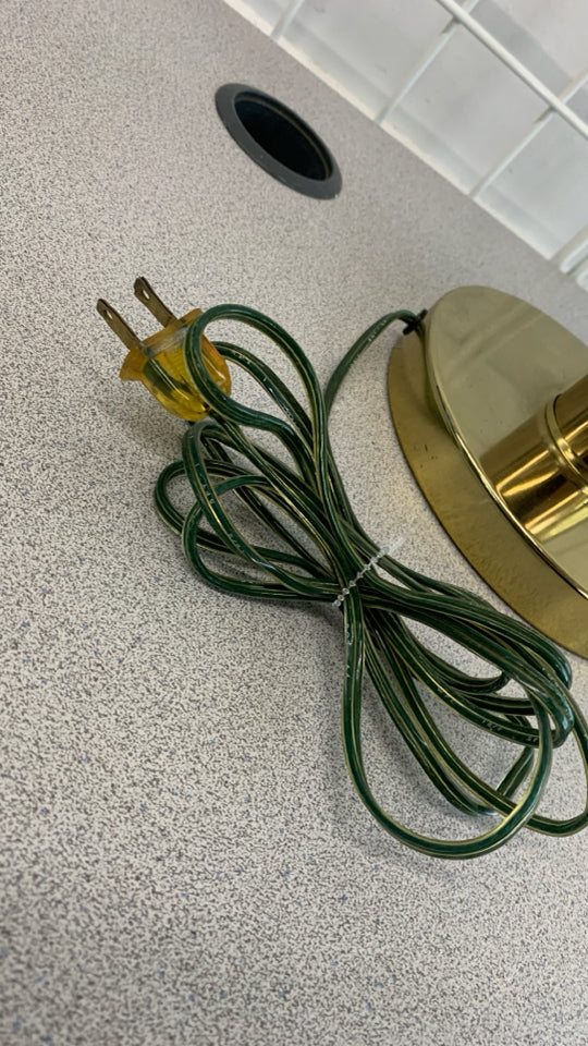 BRASS LAMP W/RIPPLE CREAM SHADE.