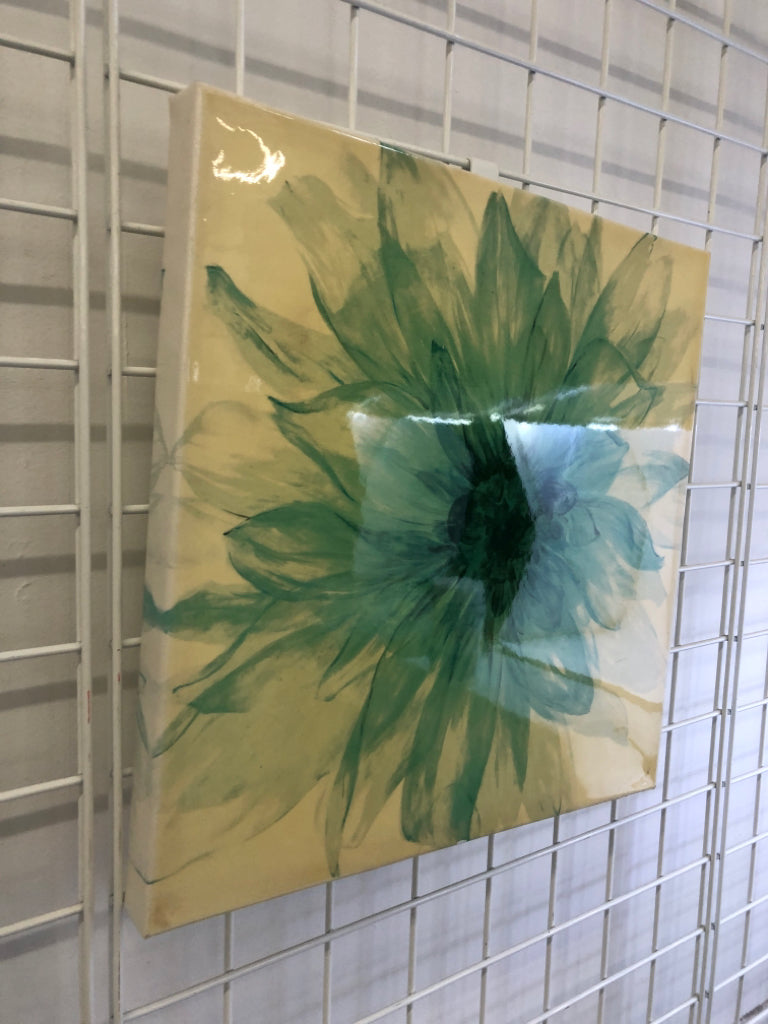 GLOSSED CANVAS W/GREEN FLOWER.