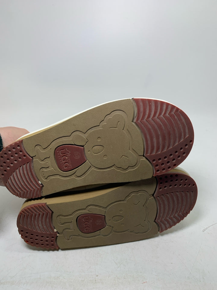 Suttons UGG Australia 8614 Waterproof Short Star Boots