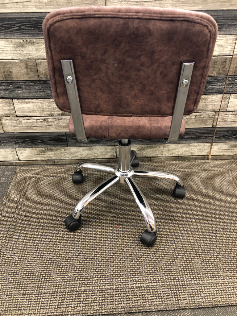 CHOCOLATE SWIVEL OFFICE CHAIR W/ SILVER METAL DETAILS.