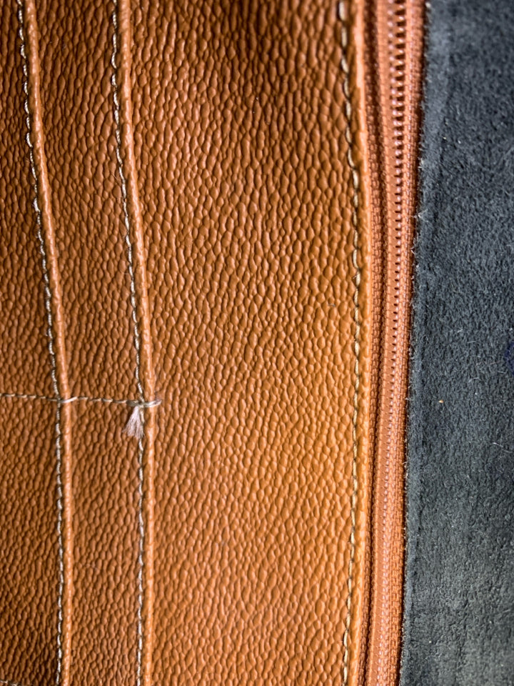 Vintage Dooney & Bourke All Weather Leather Carrier Shoulder Bag *Signs Of Wear/