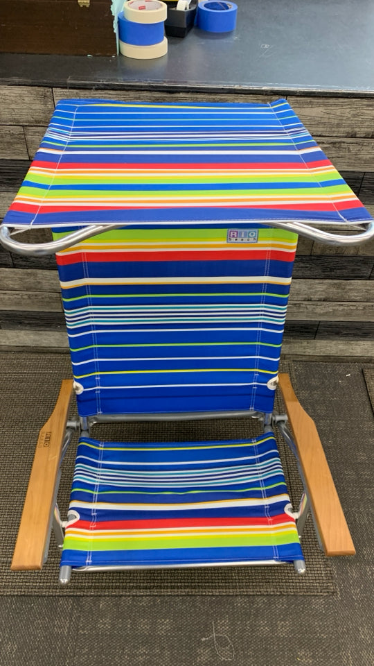 BLUE STRIPE RIO BEACH CHAIR W/SUN COVER.