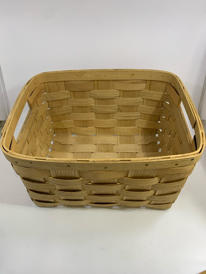 TAN WOODEN WOVEN BASKET W/WOODEN LID.