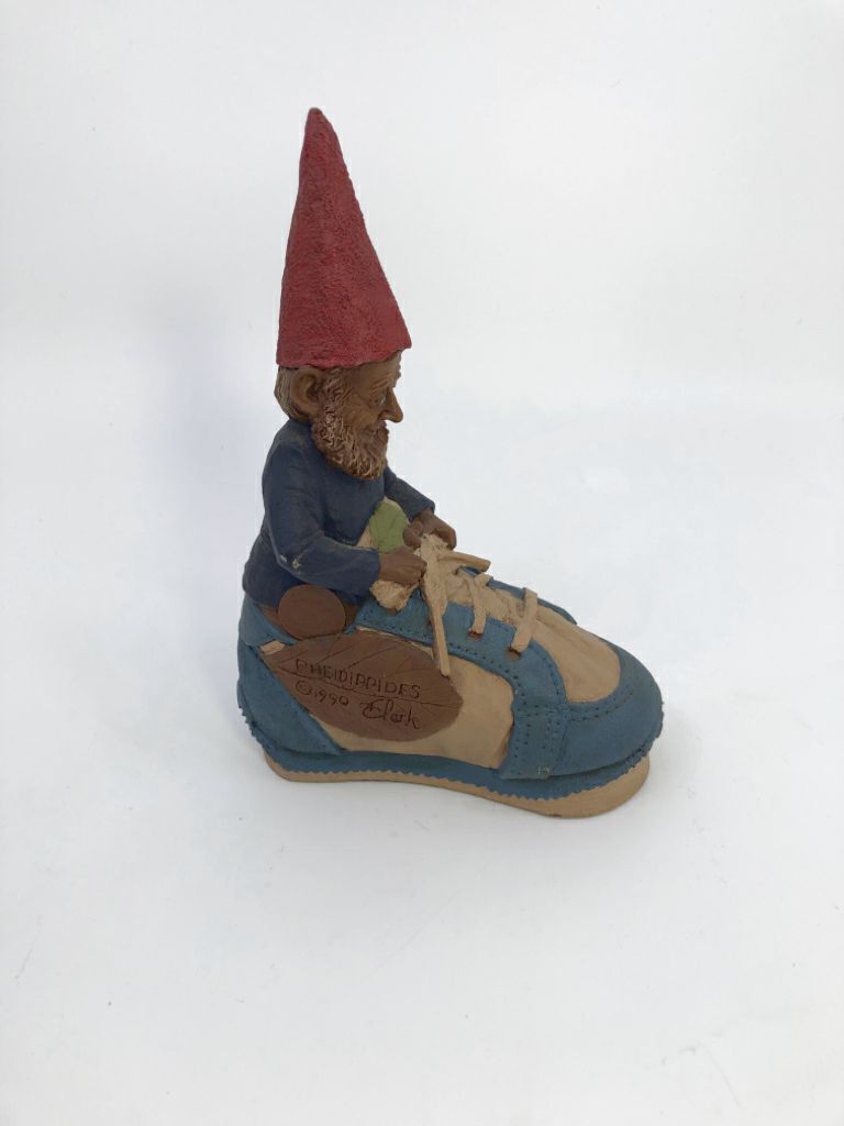 VTG TOM CLARK "PHIEDIPPIDES" CLAY GNOME IN SHOE FIGURINE.