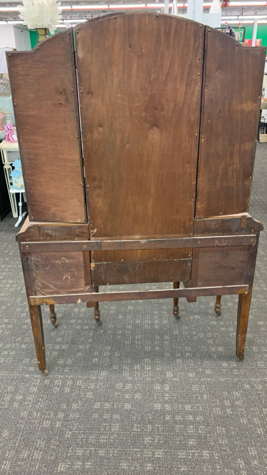 VTG WOOD VANITY W/ 4 DRAWERS W/ LINERS ON WHEELS FOLDABLE MIRROR.