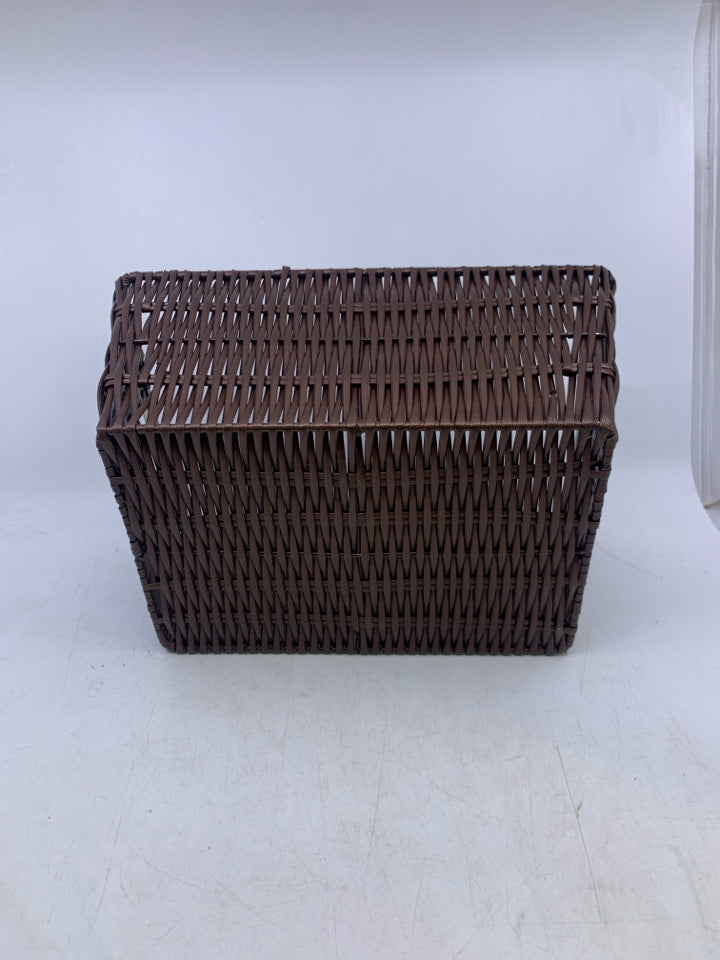 BROWN PLASTIC WOVEN W/ SILVER METAL HANDLES.