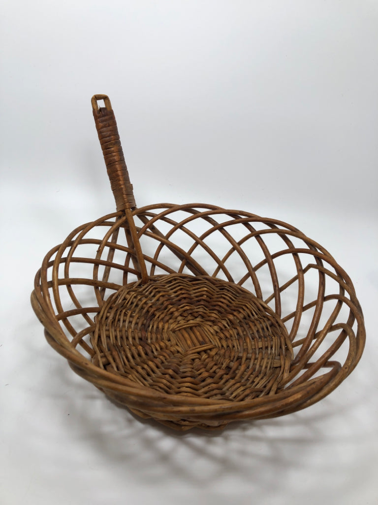 WOVEN WICKER COLLECTION BASKET.