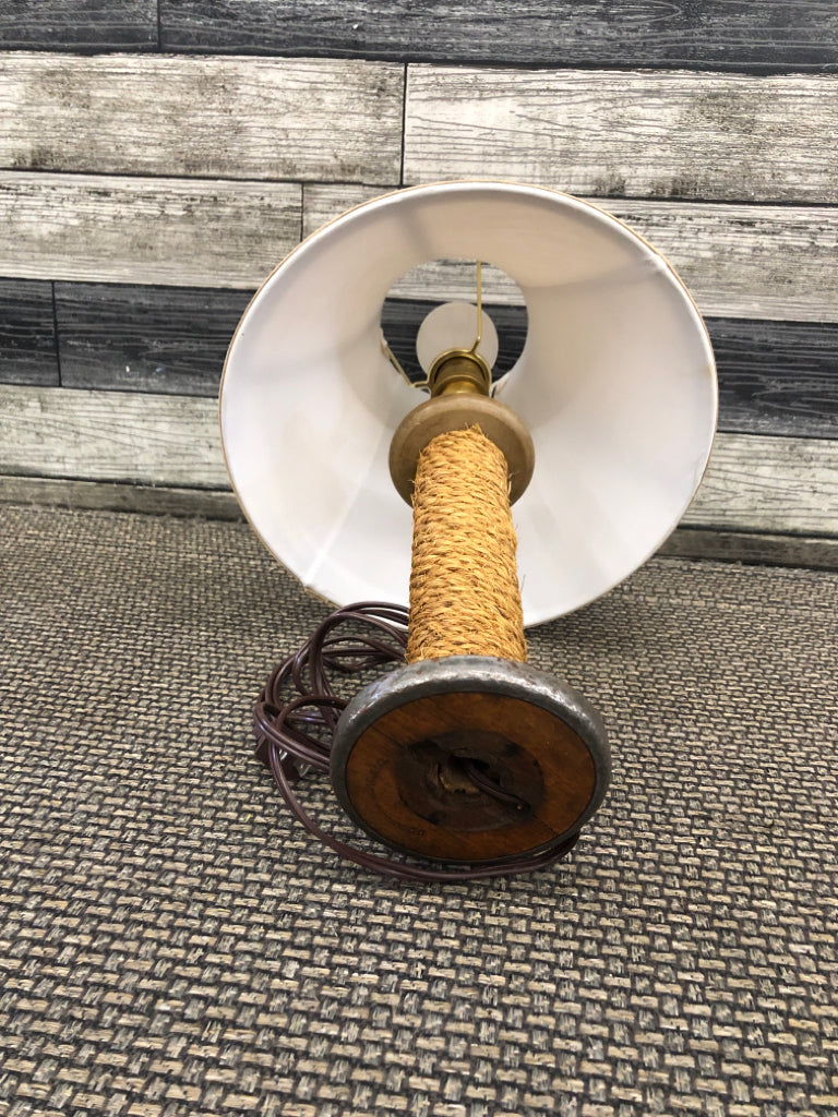 ROPE SPOOL BASE LAMP W/TAN SHADE.