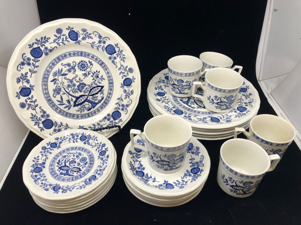 24PC BLUE & WHITE FLORAL PATTERN DINNER SET.