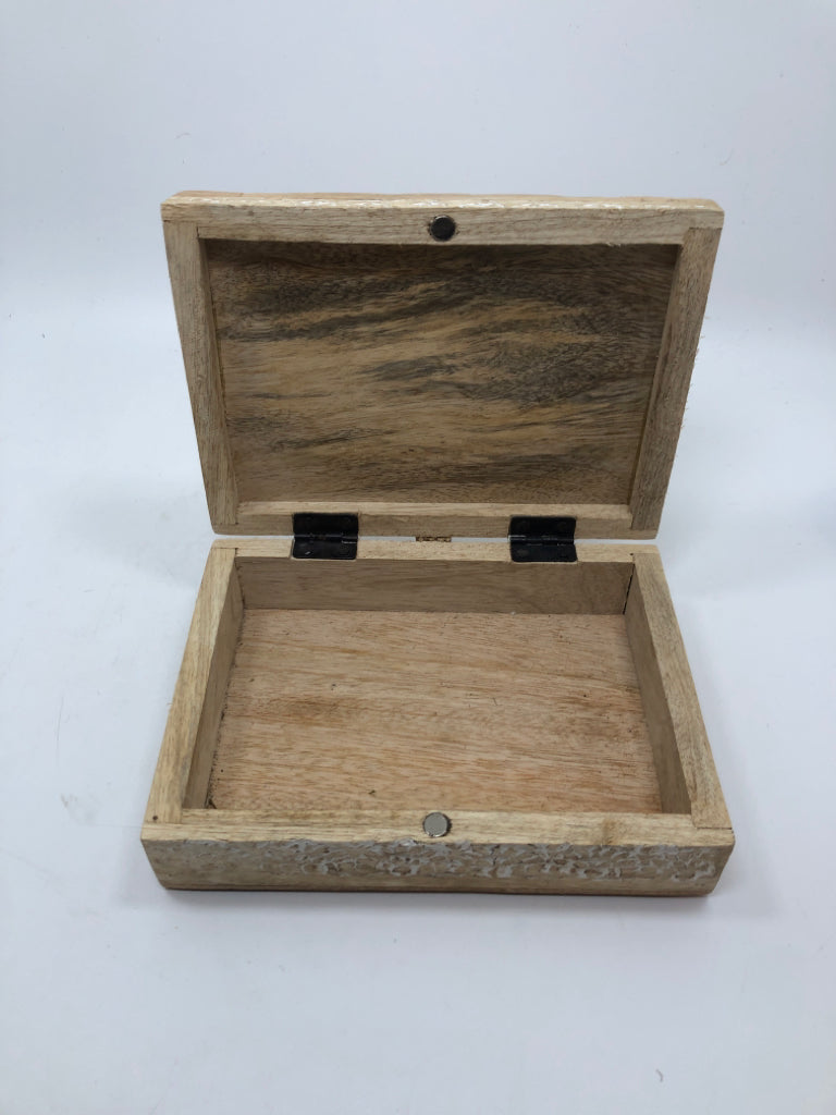 MEDALLION CARVED WOOD BOX.