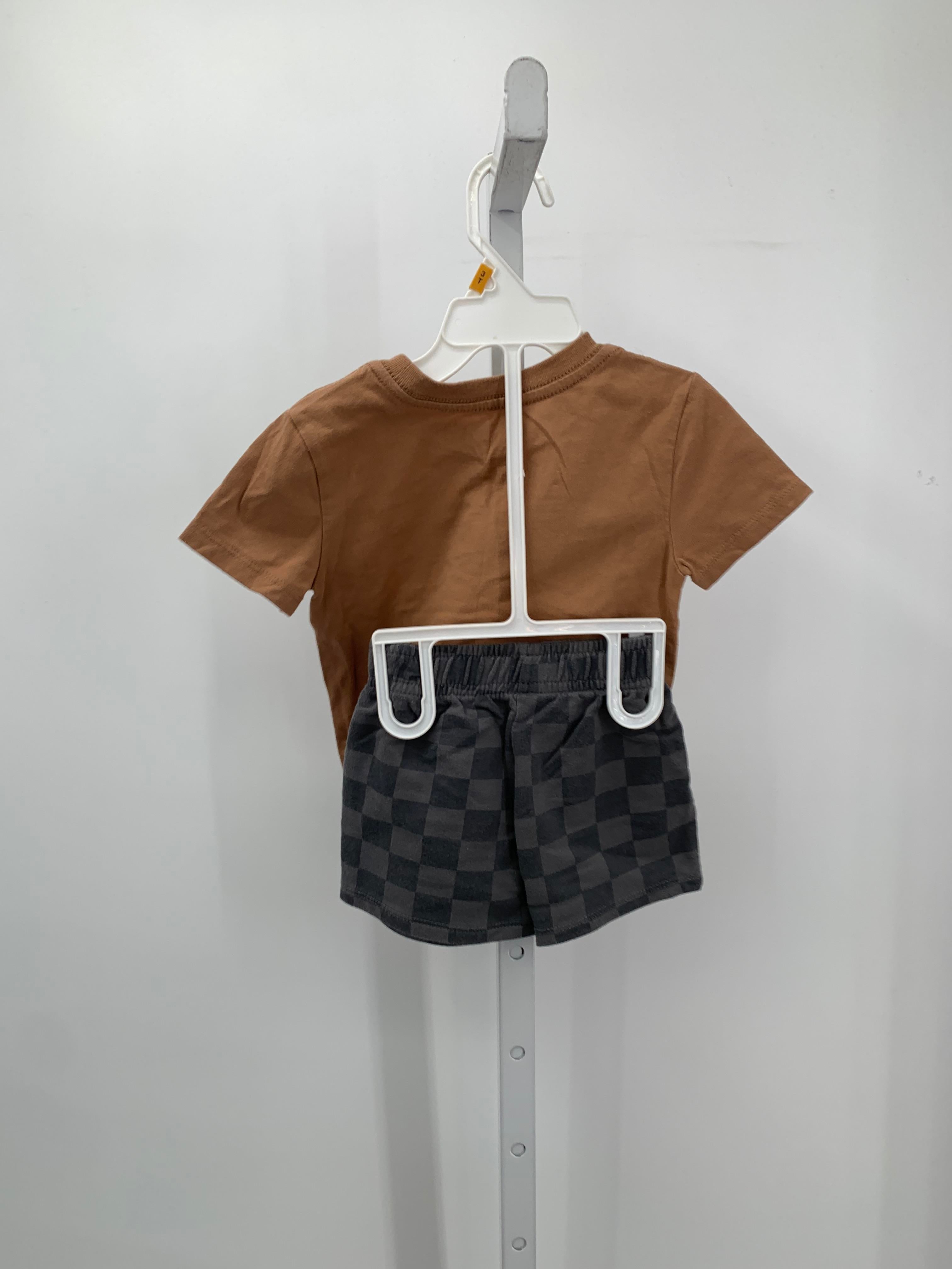 GRAPHIC SHIRT AND SHORTS.