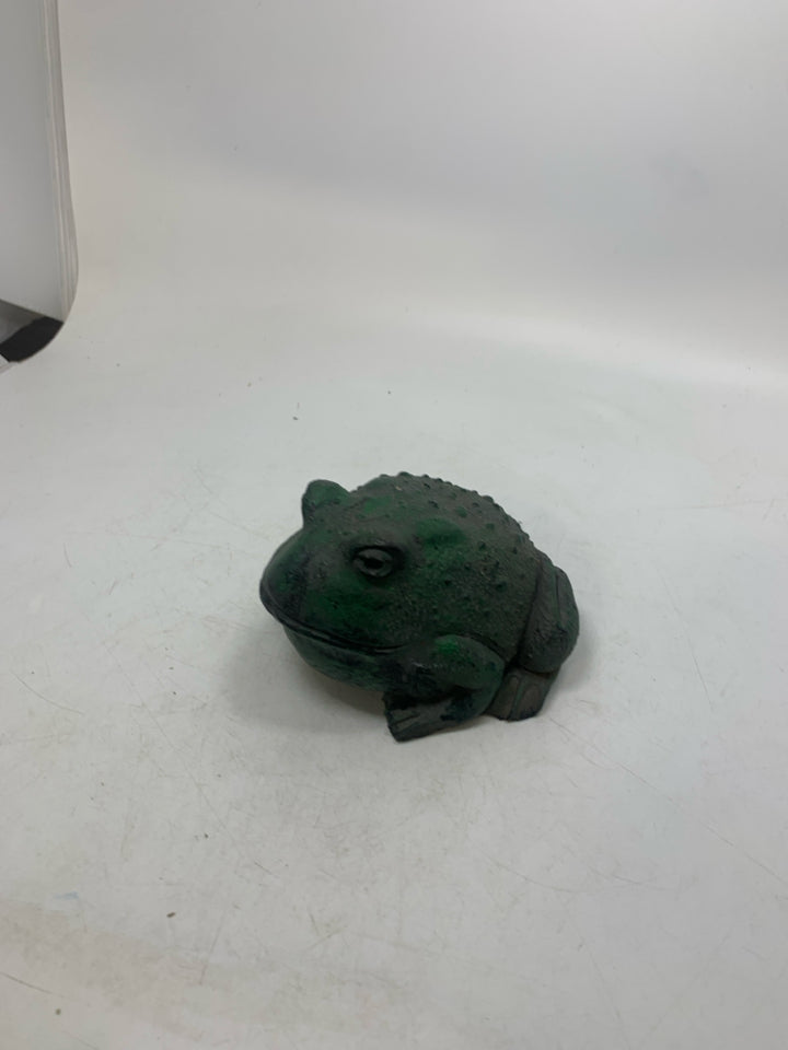 RESIN DISTRESSED GREEN TOAD.