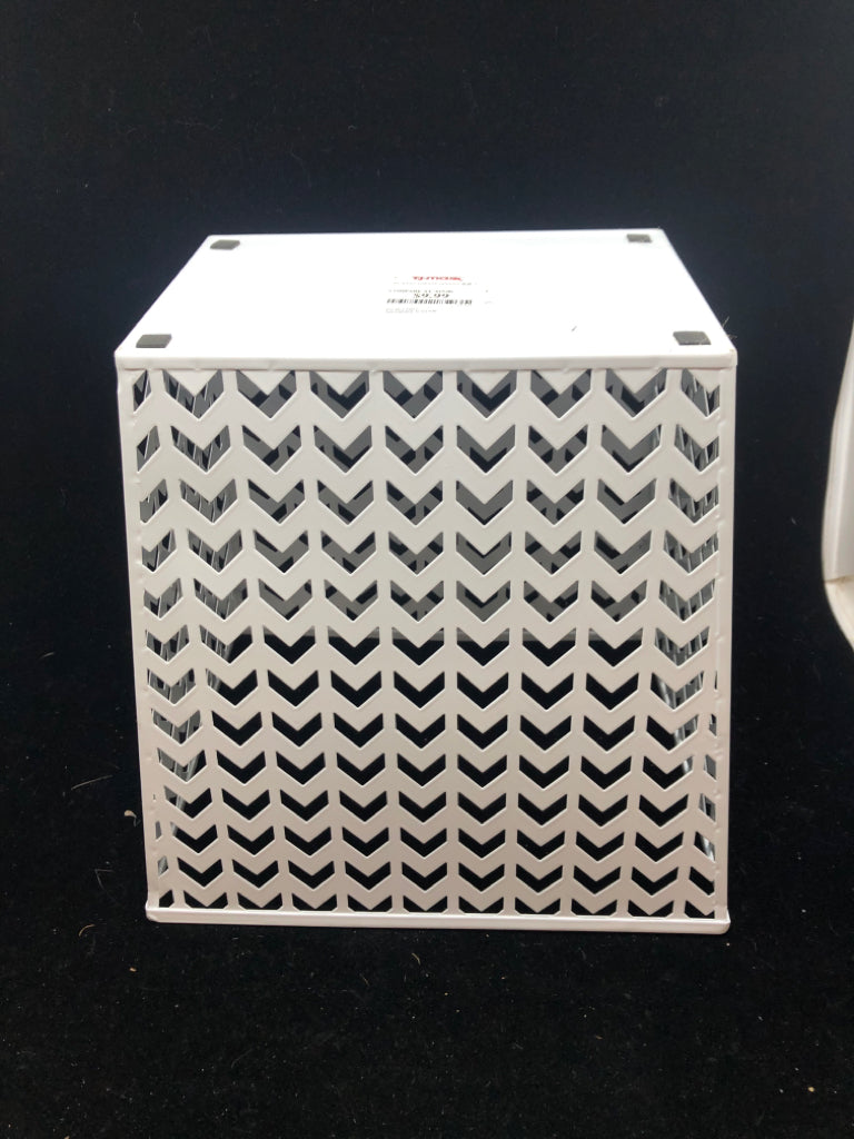 WHITE METAL ARROW BIN.