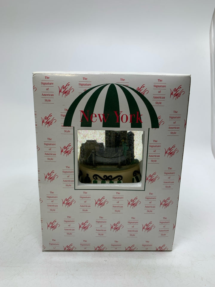 NIB LORD AND TAYLOR NEW YORK MUSICAL SNOW GLOBE.