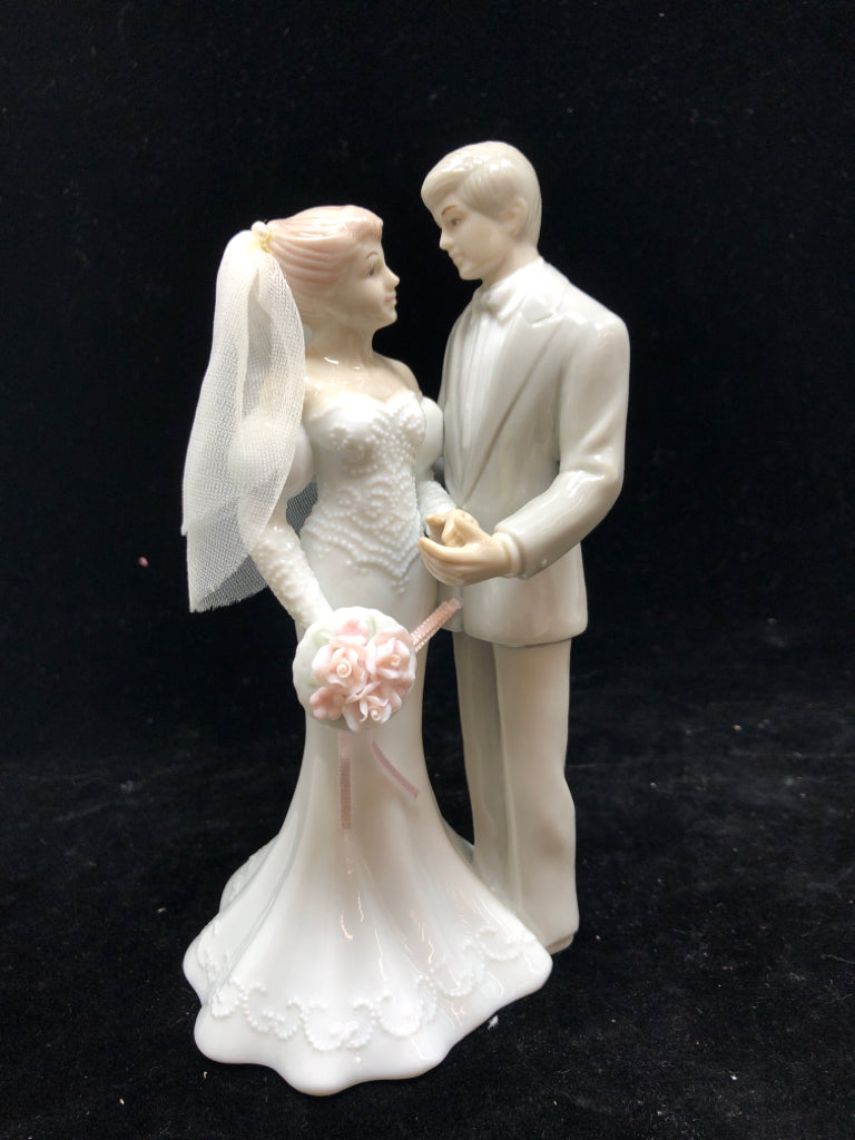 BRIDE AND GROOM PORCELAIN FIGURINE.