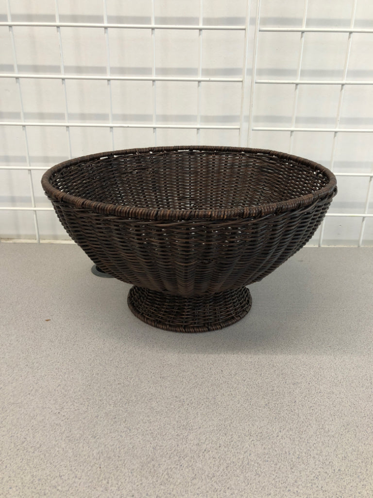 ROUND BROWN WICKER FRUIT BASKET.