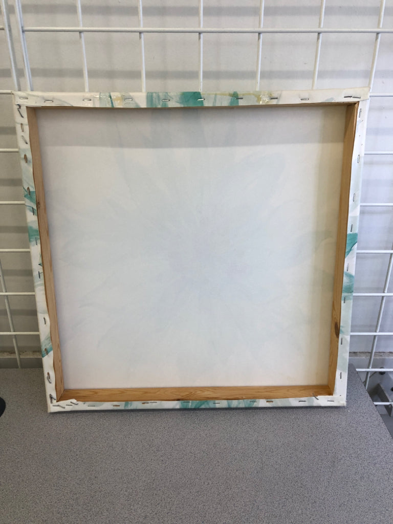 GLOSSED CANVAS W/GREEN FLOWER.