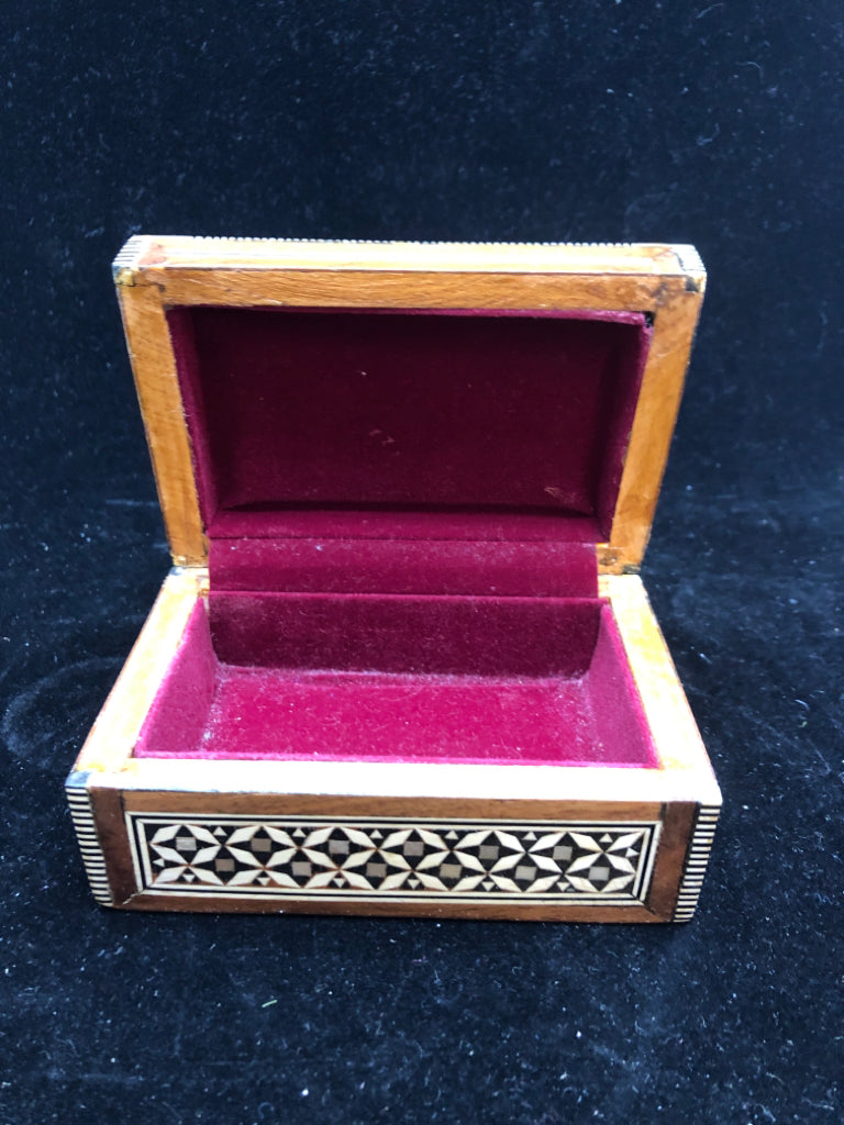 STAR OF DAVID MOTHER OF PEARL TRINKET BOX.