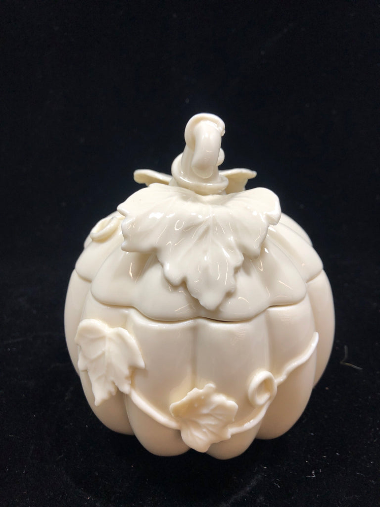 PORCELAIN PUMPKIN JAR W/EMBOSSED LEAVES.