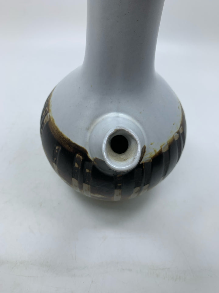 WHITE POTTERY CARAFE DECANTER MARTZ MARSHALL W/ DARK BROWN BAND IN CENTER.