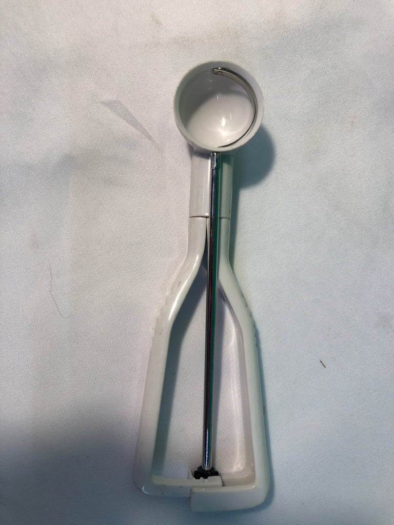 WHITE PLASTIC COOKIE SCOOP.