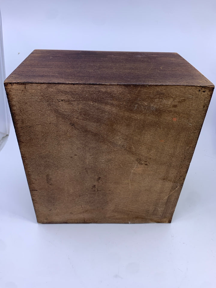 WOOD CUBBIE SHELF W METAL CUBES.