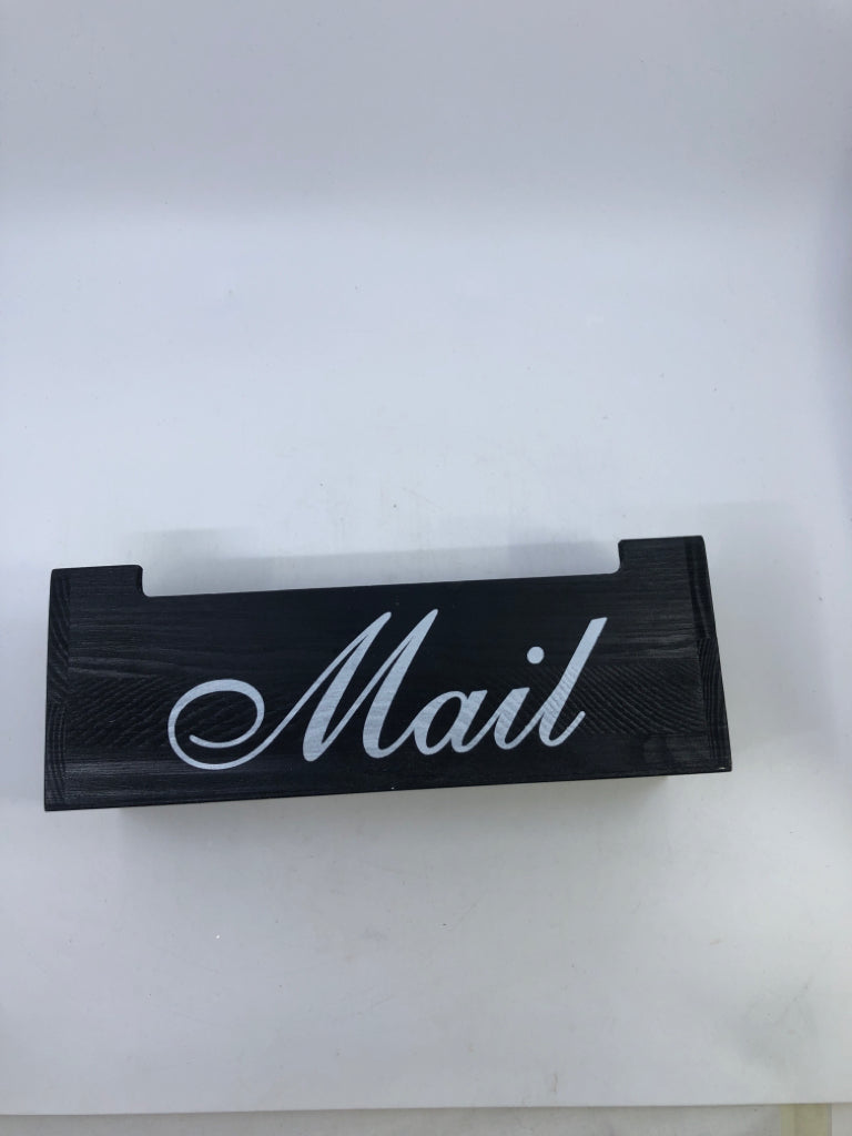 BLACK MAIL HANGING ORGANIZER.