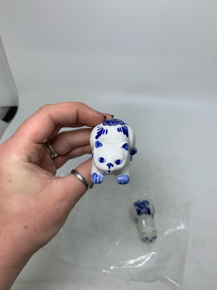 CERAMIC LAYING DOWN CATS BLUE FLORAL IN BAG.