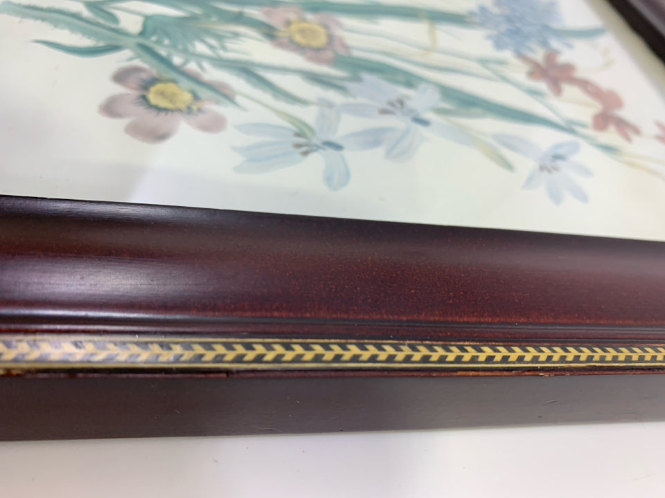 FLORAL PRINT IN BROWN FRAME.