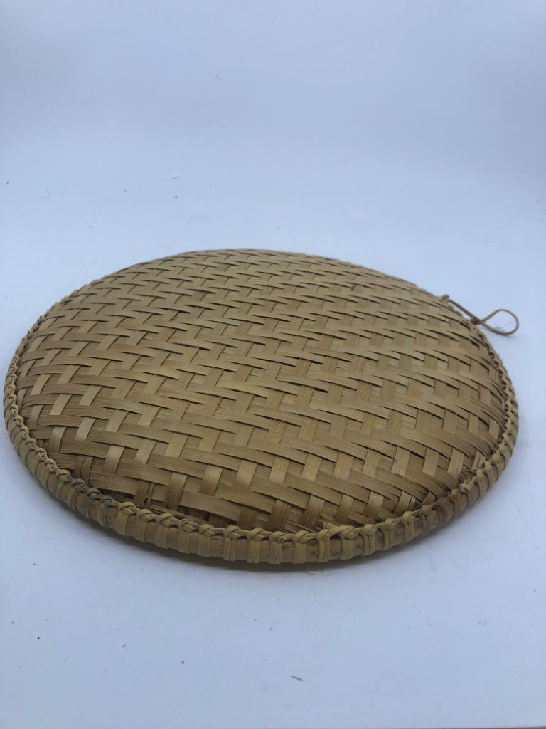 BLONDE ROUND WOVEN BASKET TRAY.