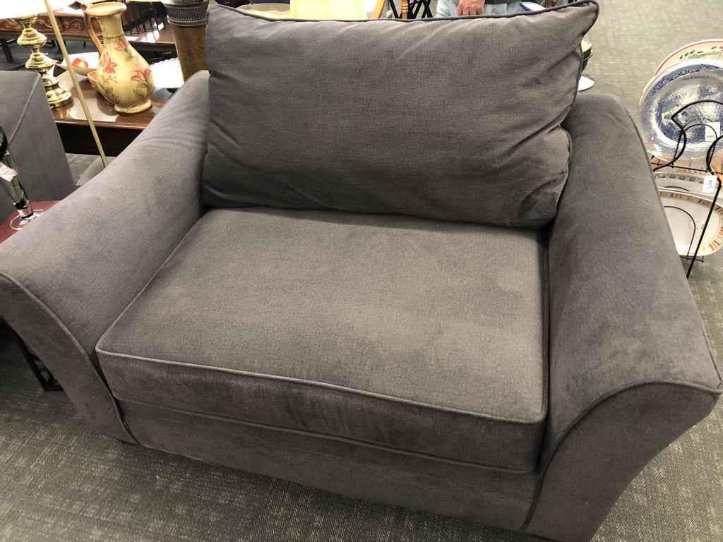 SOFT GRAY OVERSIZED CHAIR.